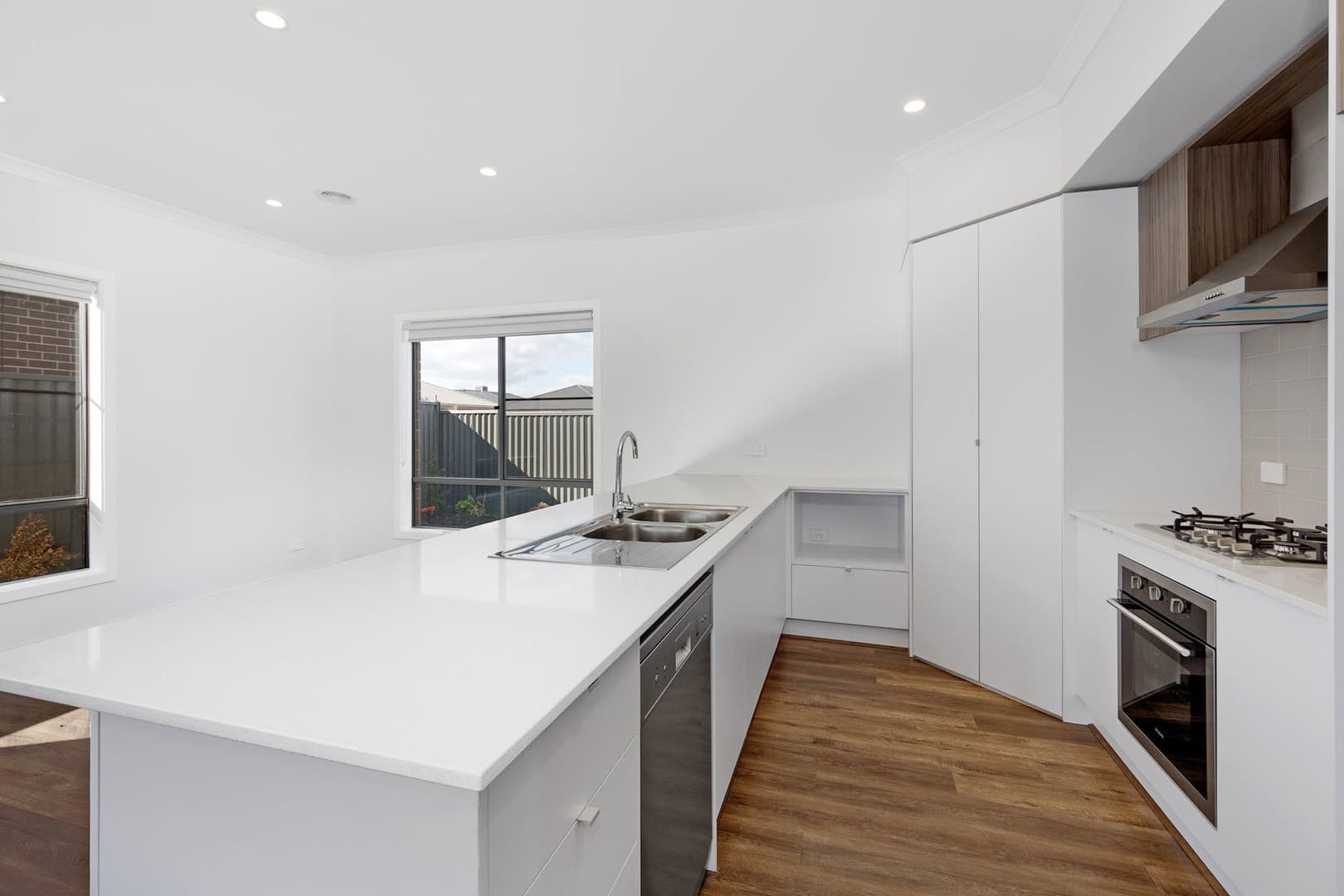 37 Creekwood Way, Cobblebank, VIC 3338, Cobblebank - Thumbnail 2