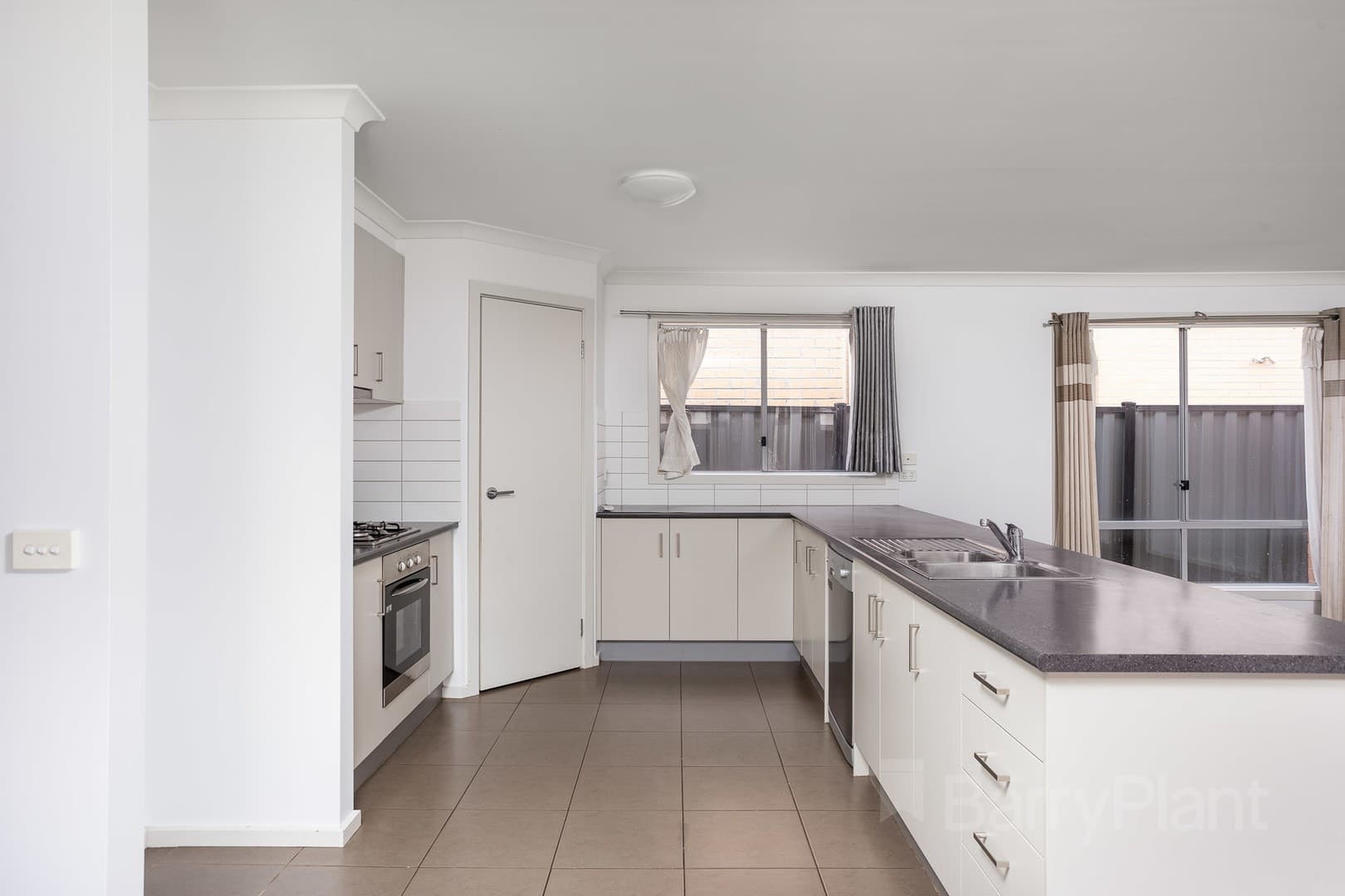 16 Tamar Avenue, Point Cook, VIC 3030, Point Cook - Thumbnail 4
