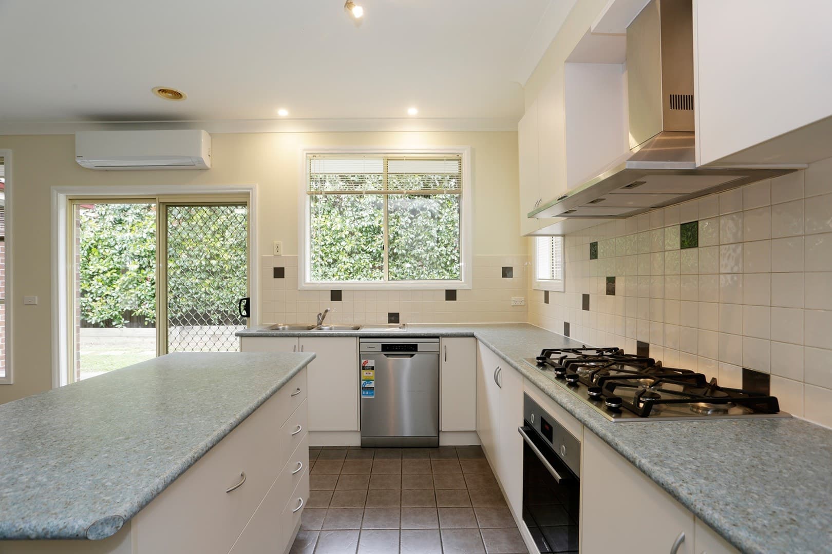 24 Redhill Avenue, Burwood East, VIC 3151, Burwood East - Thumbnail 2