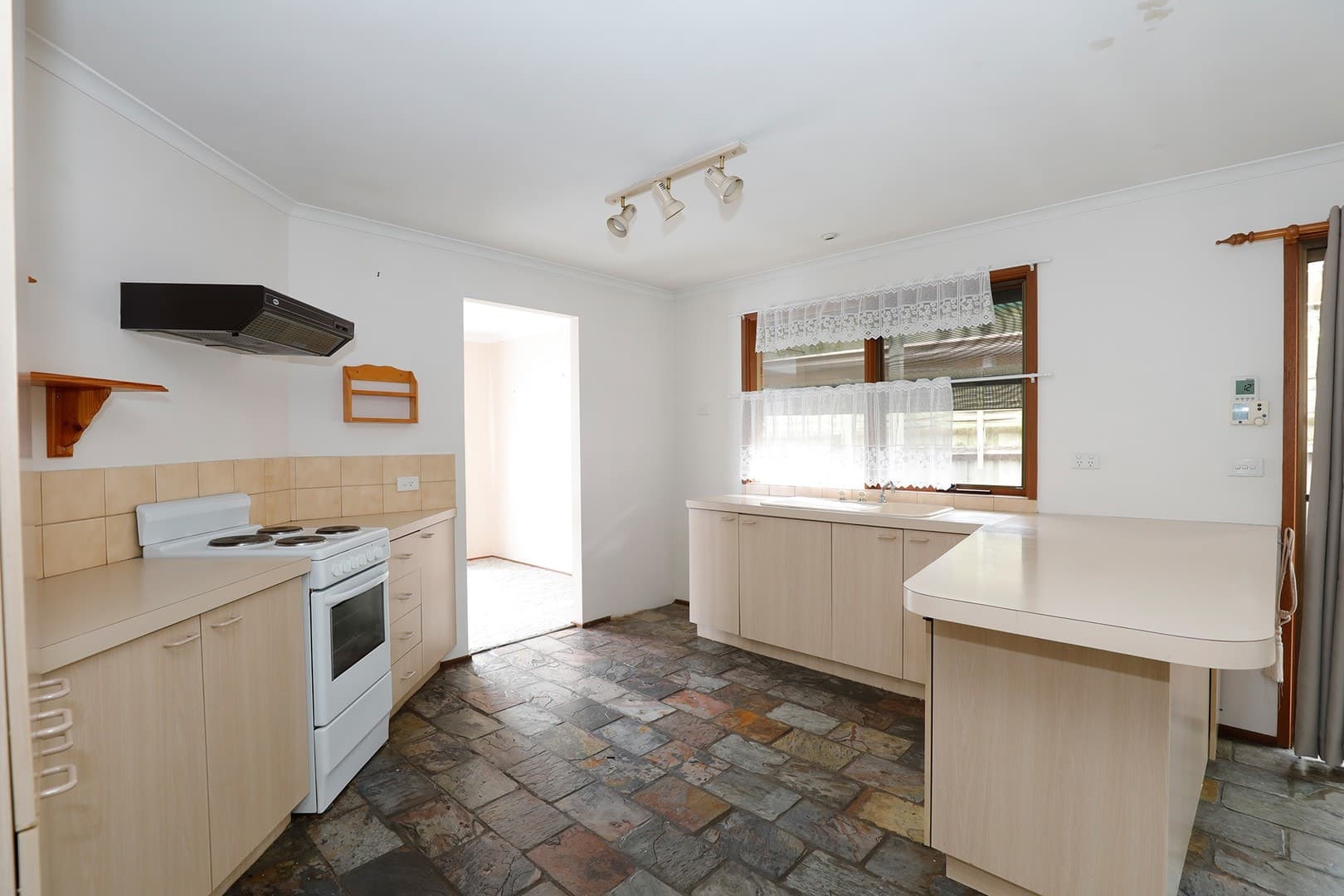 8 Pioneer Court, Berwick, VIC 3806, Berwick - Thumbnail 5