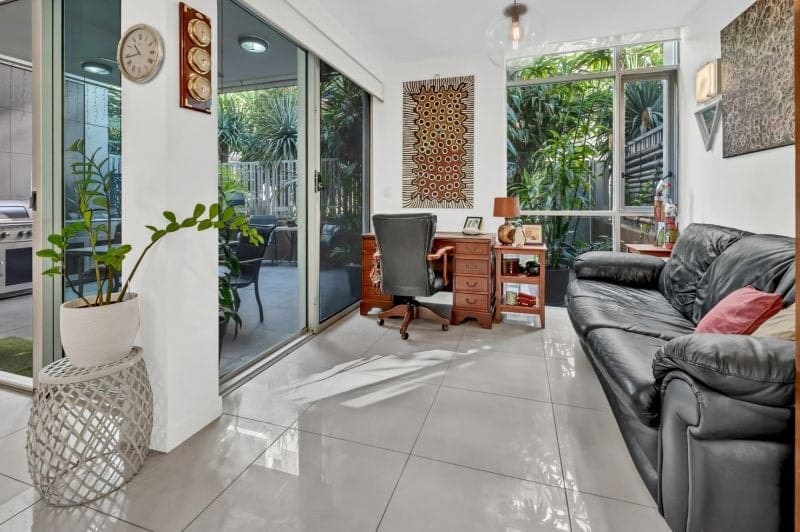 2/56 Stanhill Drive, Chevron Island - Image 1