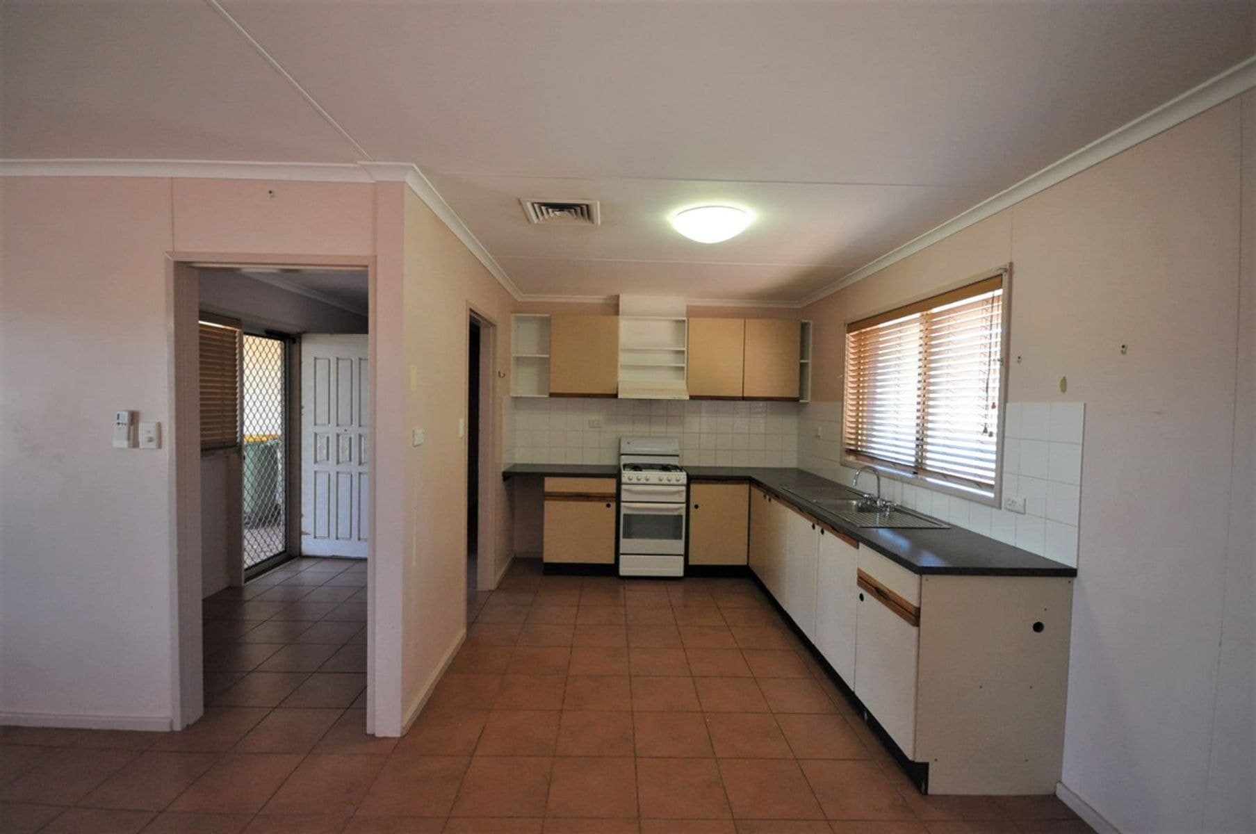 16 Selman Avenue, Newman WA 6753, Newman - Thumbnail 2
