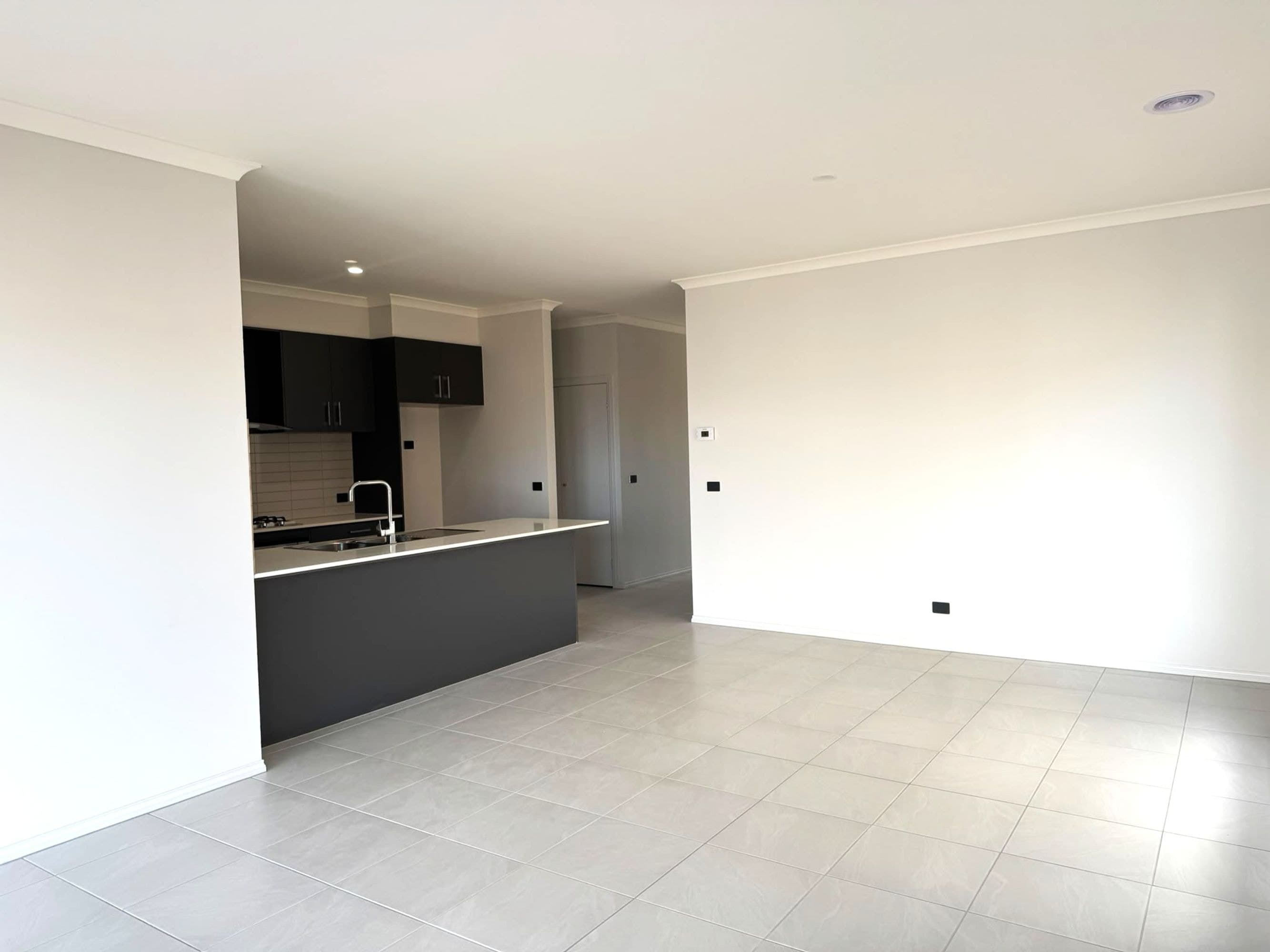 83 Goldfields Boulevard, Clyde North - Thumbnail 4