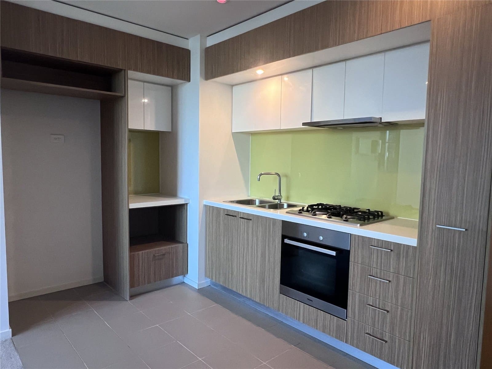 1201/8 Sutherland Street, Melbourne - Thumbnail 2