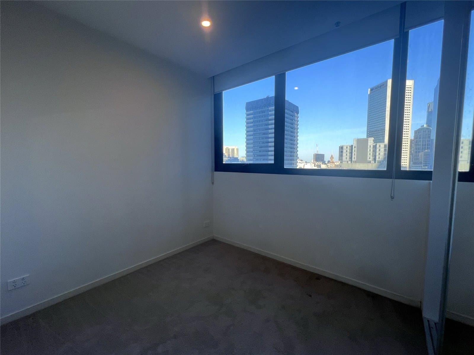 1201/8 Sutherland Street, Melbourne - Thumbnail 3