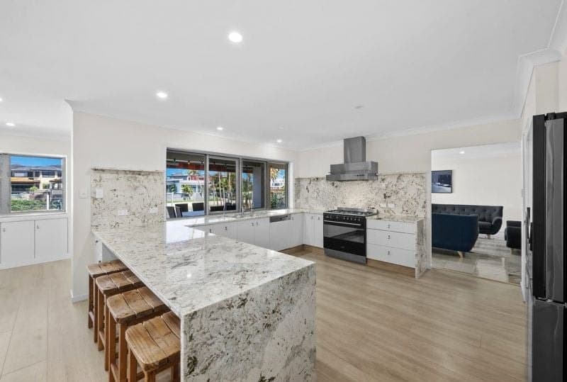 40 Salerno Street, Surfers Paradise - Thumbnail 2