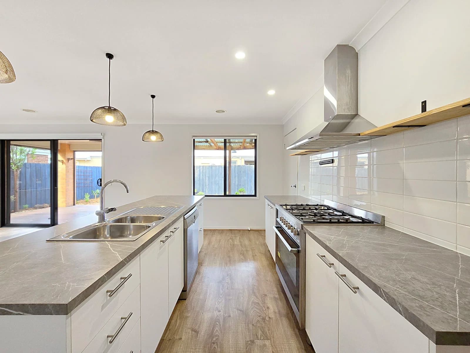 8 Neville Drive,ARMSTRONG CREEK, Armstrong Creek - Thumbnail 2