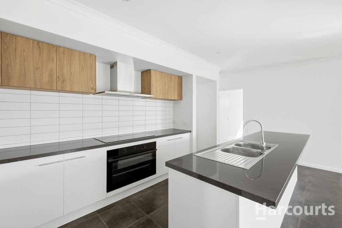 52 Golf View Drive, CORAL COVE, QLD 4670, Coral Cove - Thumbnail 2