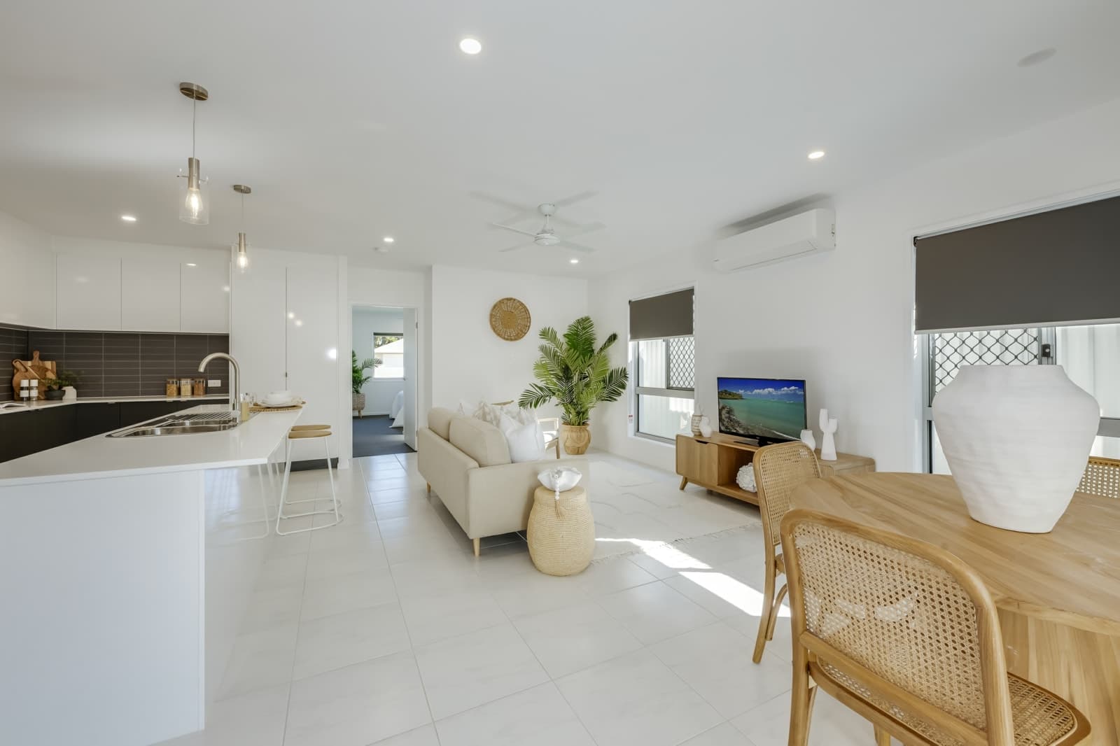 43 Golf View, CORAL COVE, Coral Cove - Thumbnail 2