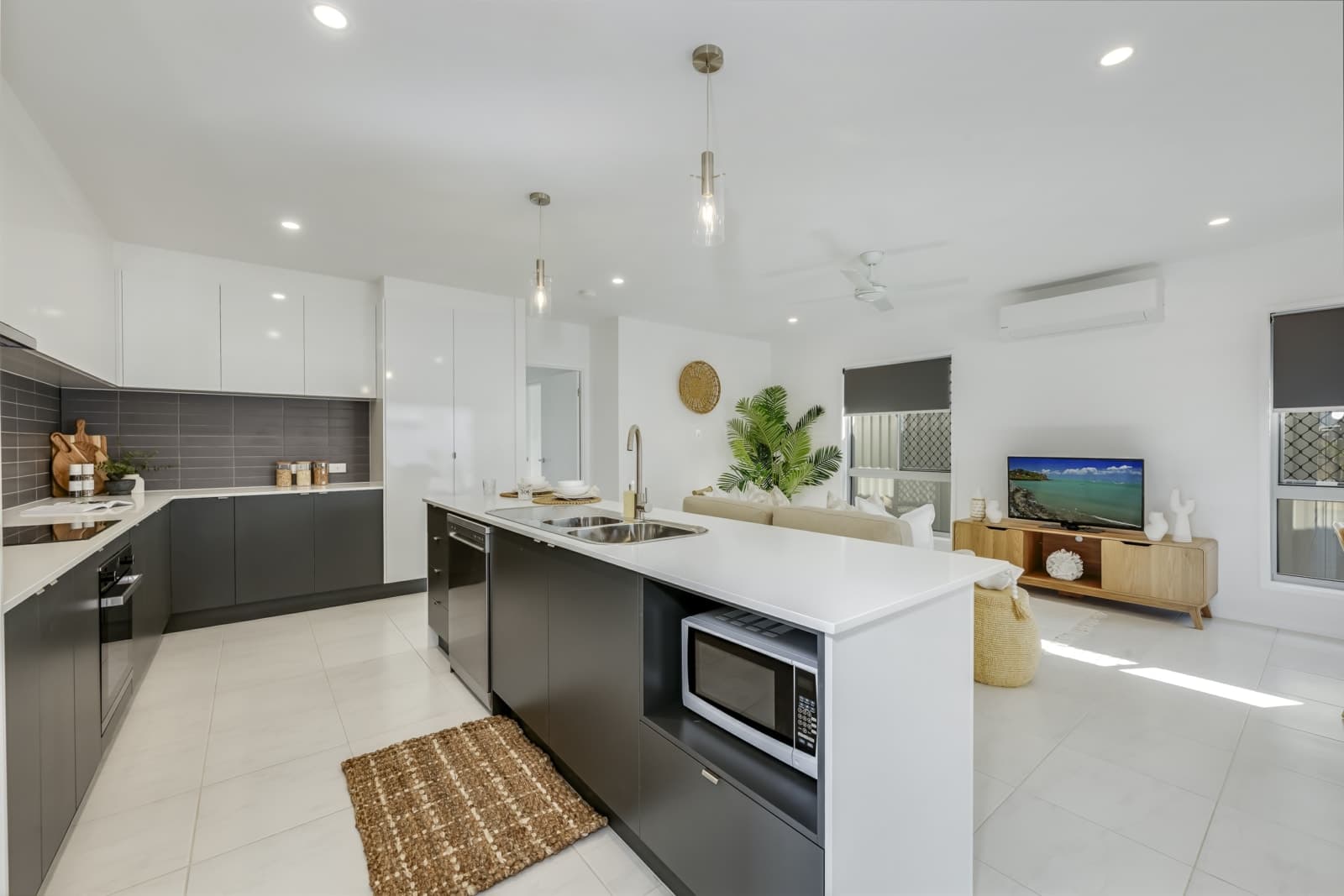 43 Golf View, CORAL COVE, Coral Cove - Thumbnail 3