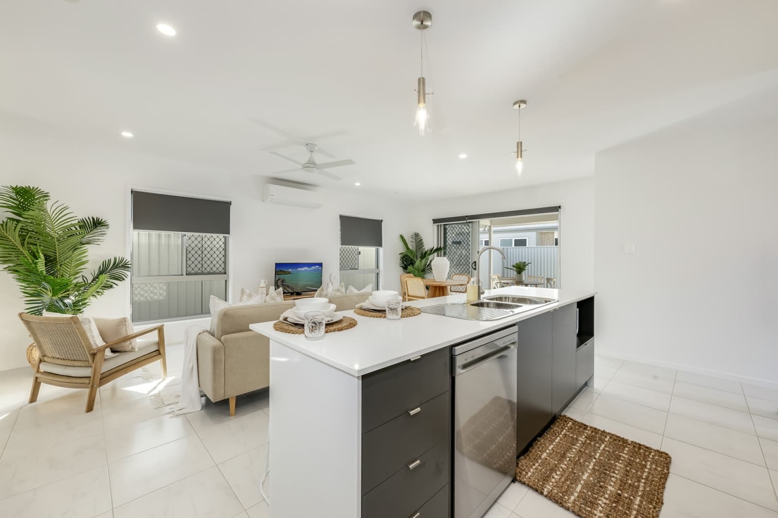 43 Golf View, CORAL COVE, Coral Cove - Thumbnail 4