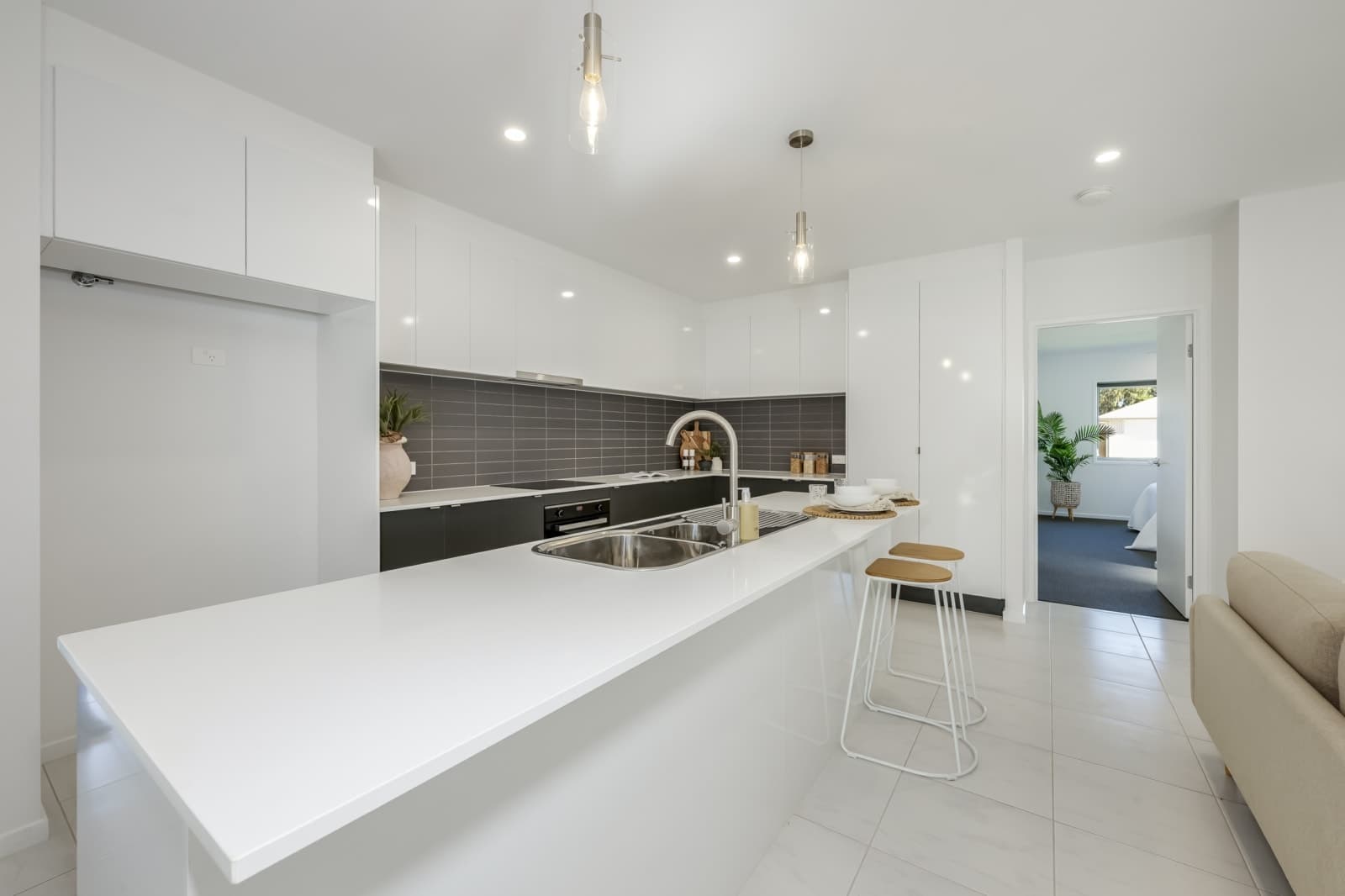 43 Golf View, CORAL COVE, Coral Cove - Thumbnail 5
