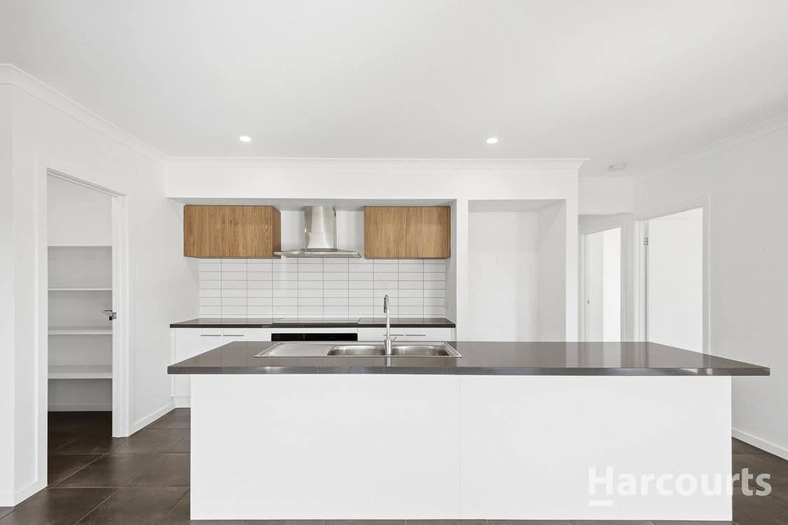 54 Golf View Drive, CORAL COVE, QLD 4670, Coral Cove - Thumbnail 2