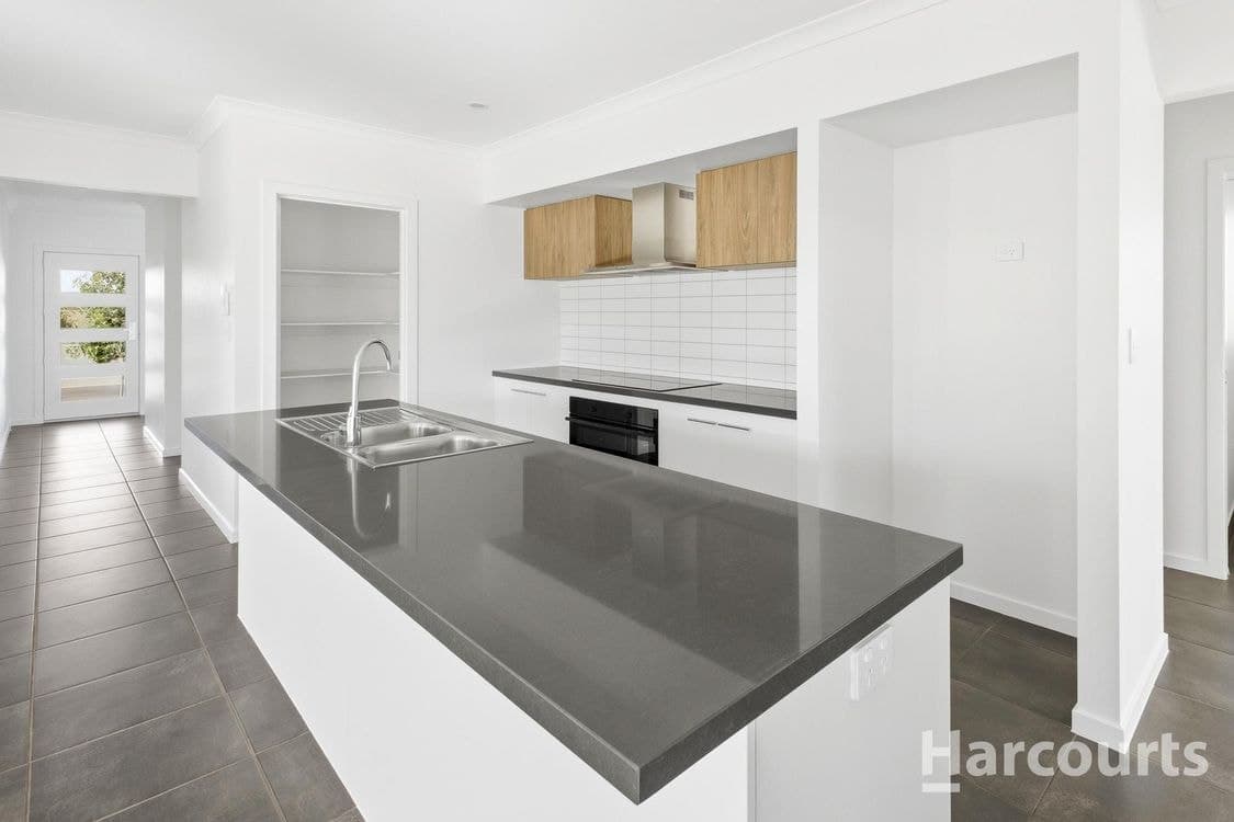 52 Golf View Drive, CORAL COVE, QLD 4670, Coral Cove - Thumbnail 4