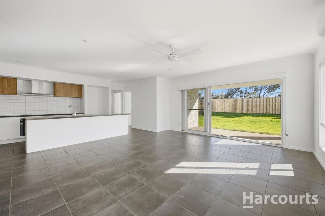 52 Golf View Drive, CORAL COVE, QLD 4670, Coral Cove - Thumbnail 5