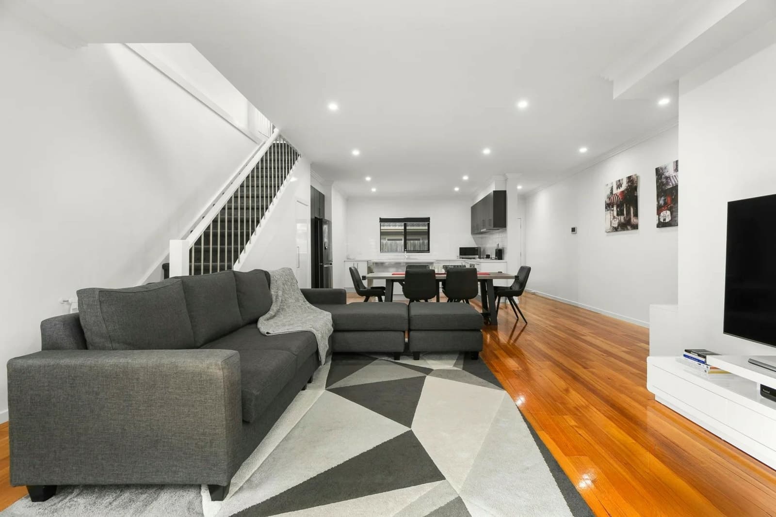2/4 Birch Avenue, TULLAMARINE, Tullamarine - Thumbnail 2