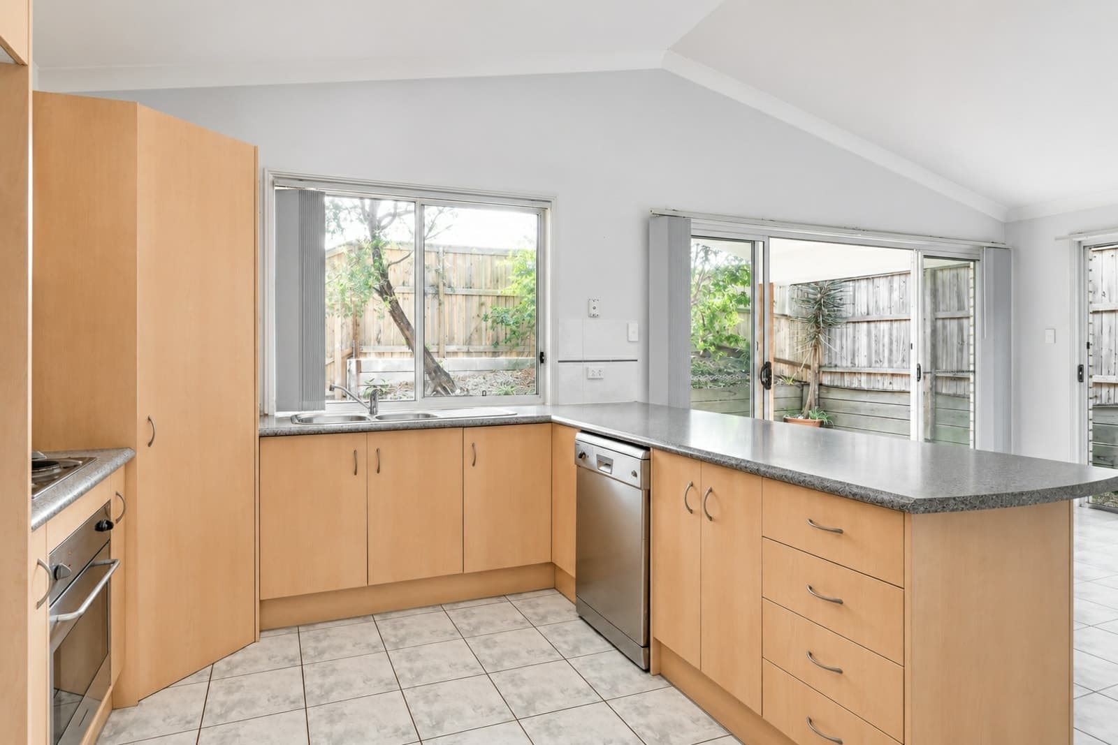 31 Uluru Place, FOREST LAKE, Forest Lake - Thumbnail 2