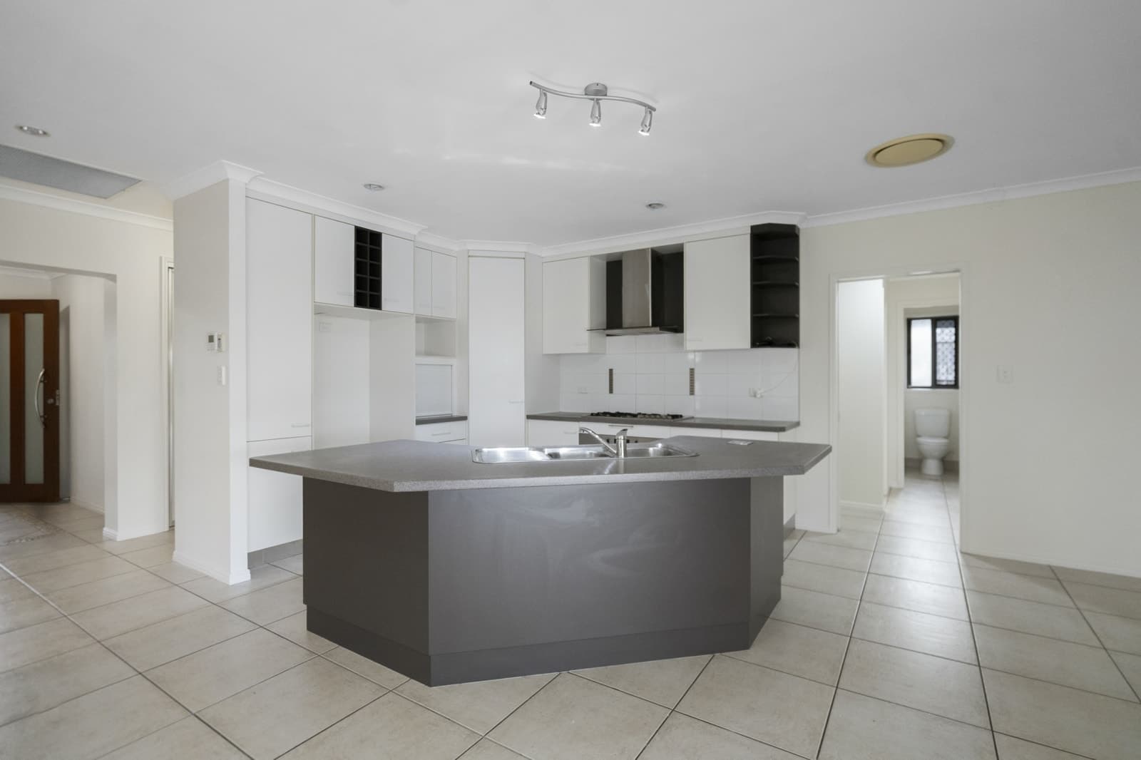16 Bisdee Street, CORAL COVE, Coral Cove - Thumbnail 4