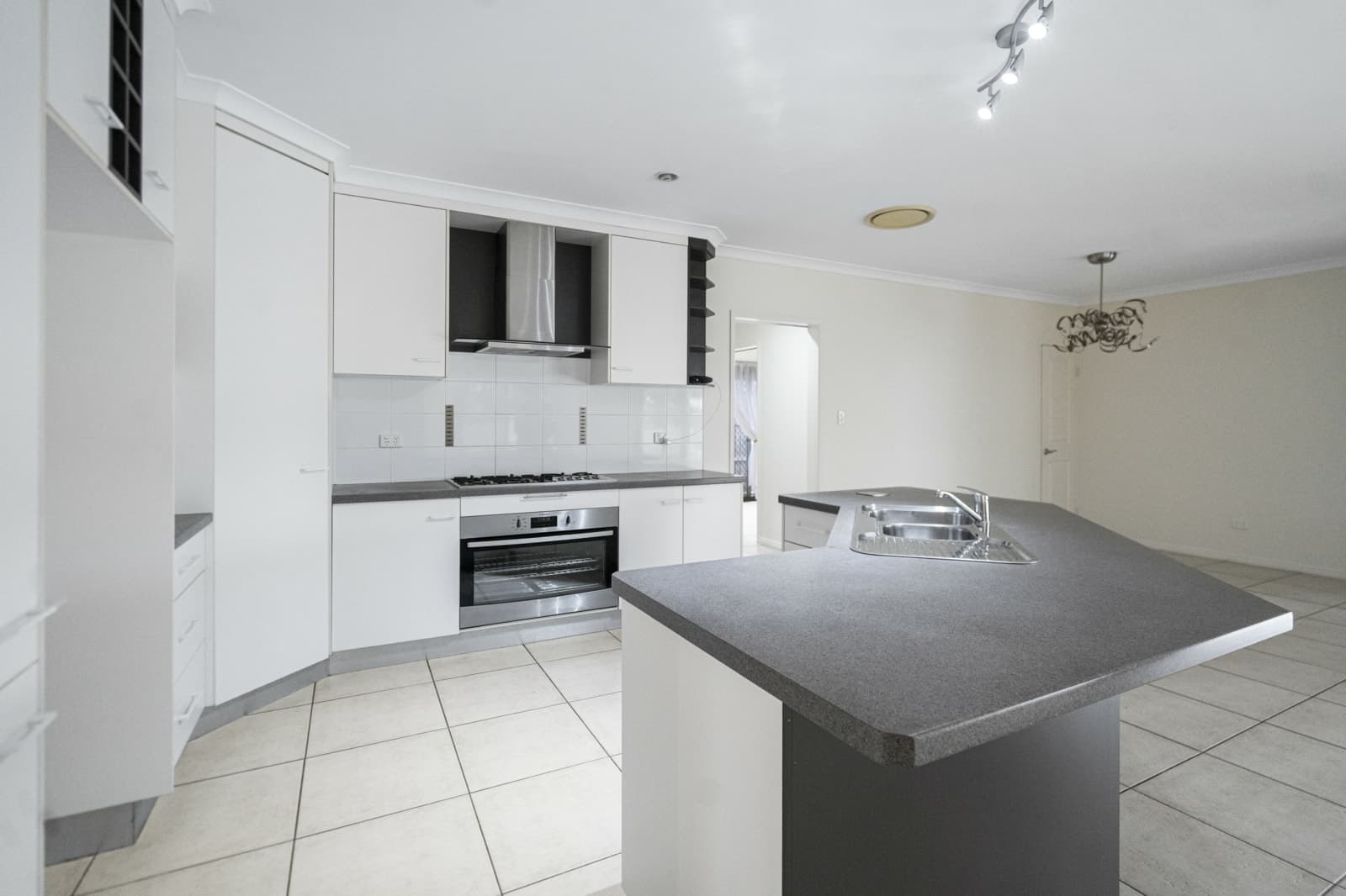 16 Bisdee Street, CORAL COVE, Coral Cove - Thumbnail 5