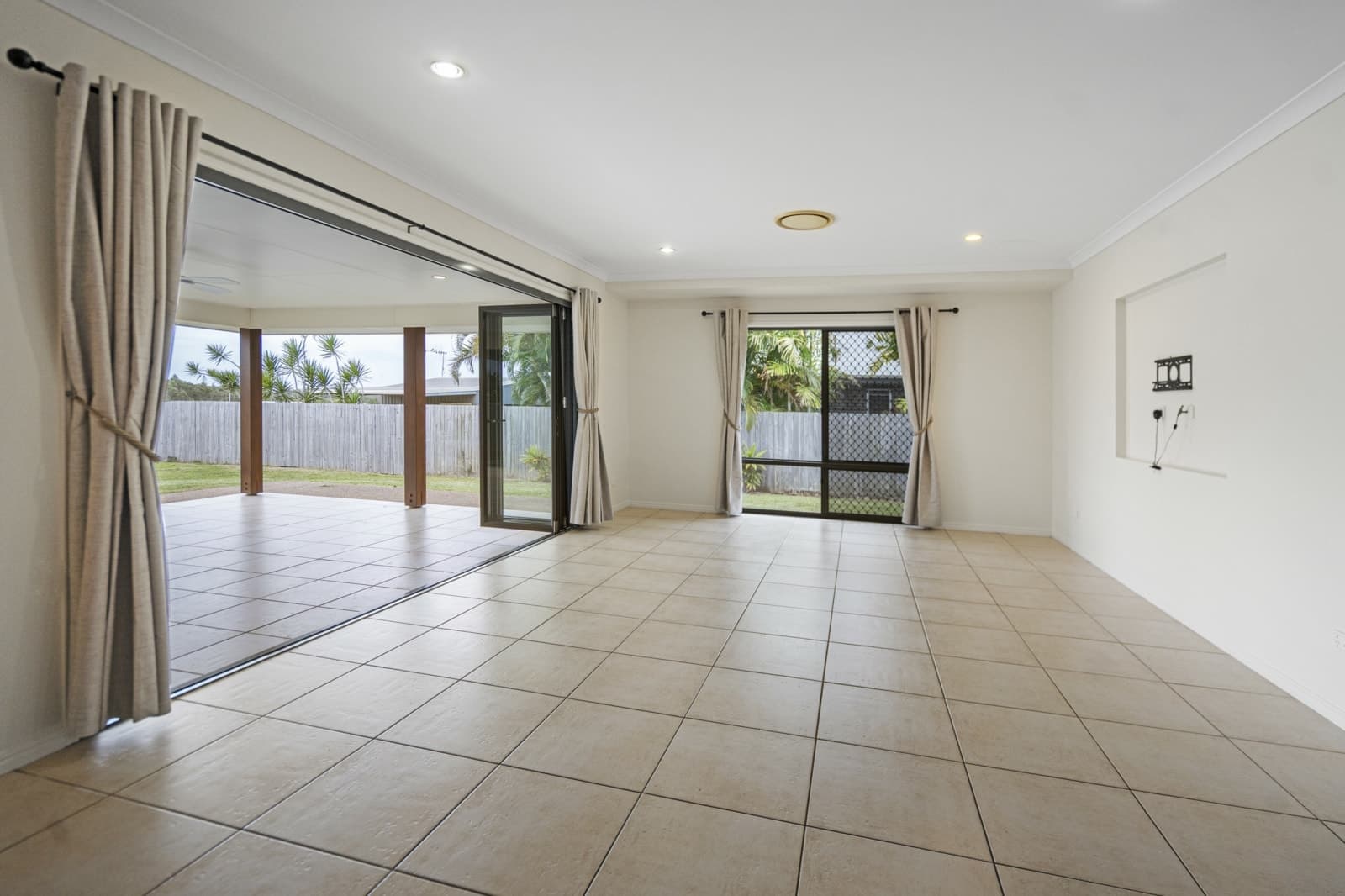 16 Bisdee Street, CORAL COVE, Coral Cove - Thumbnail 6