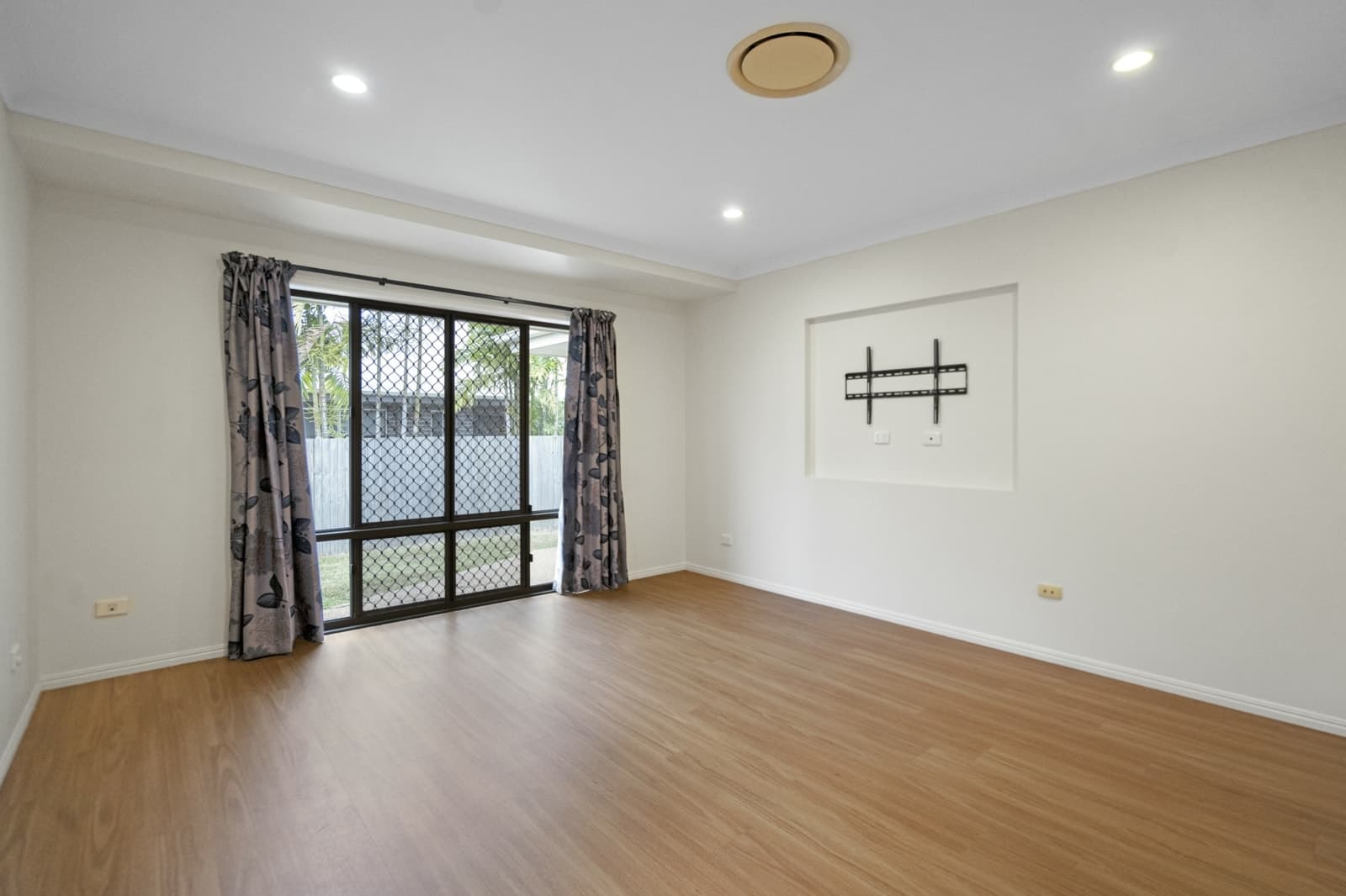 16 Bisdee Street, CORAL COVE, Coral Cove - Thumbnail 8