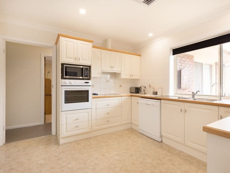 11 Cormorant Court, West Lakes Shore - Thumbnail 7