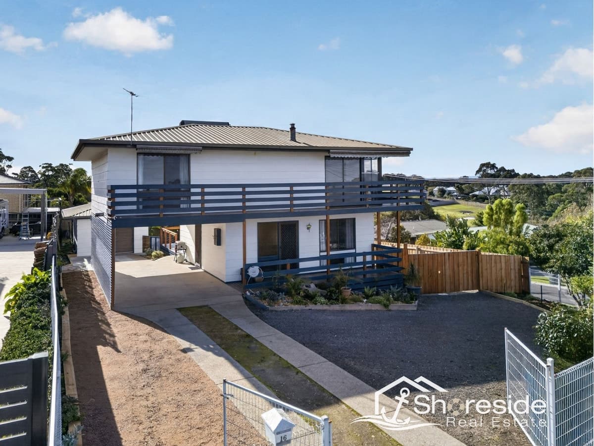 16 Ozone Crescent, LAKES ENTRANCE VIC 3909, Lakes Entrance - Thumbnail 2