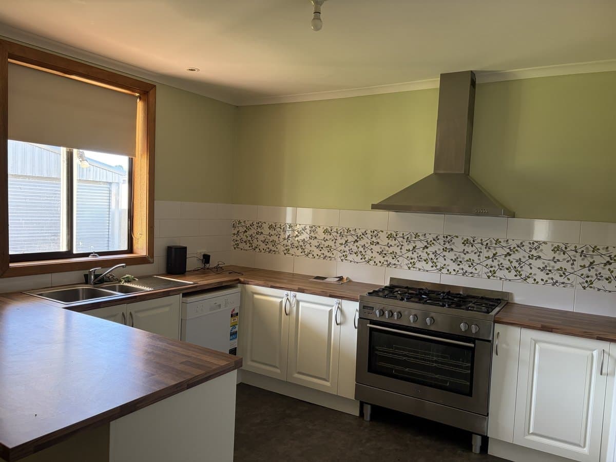 10 Elva Avenue, Hamilton, VIC, 3300, Hamilton - Thumbnail 2