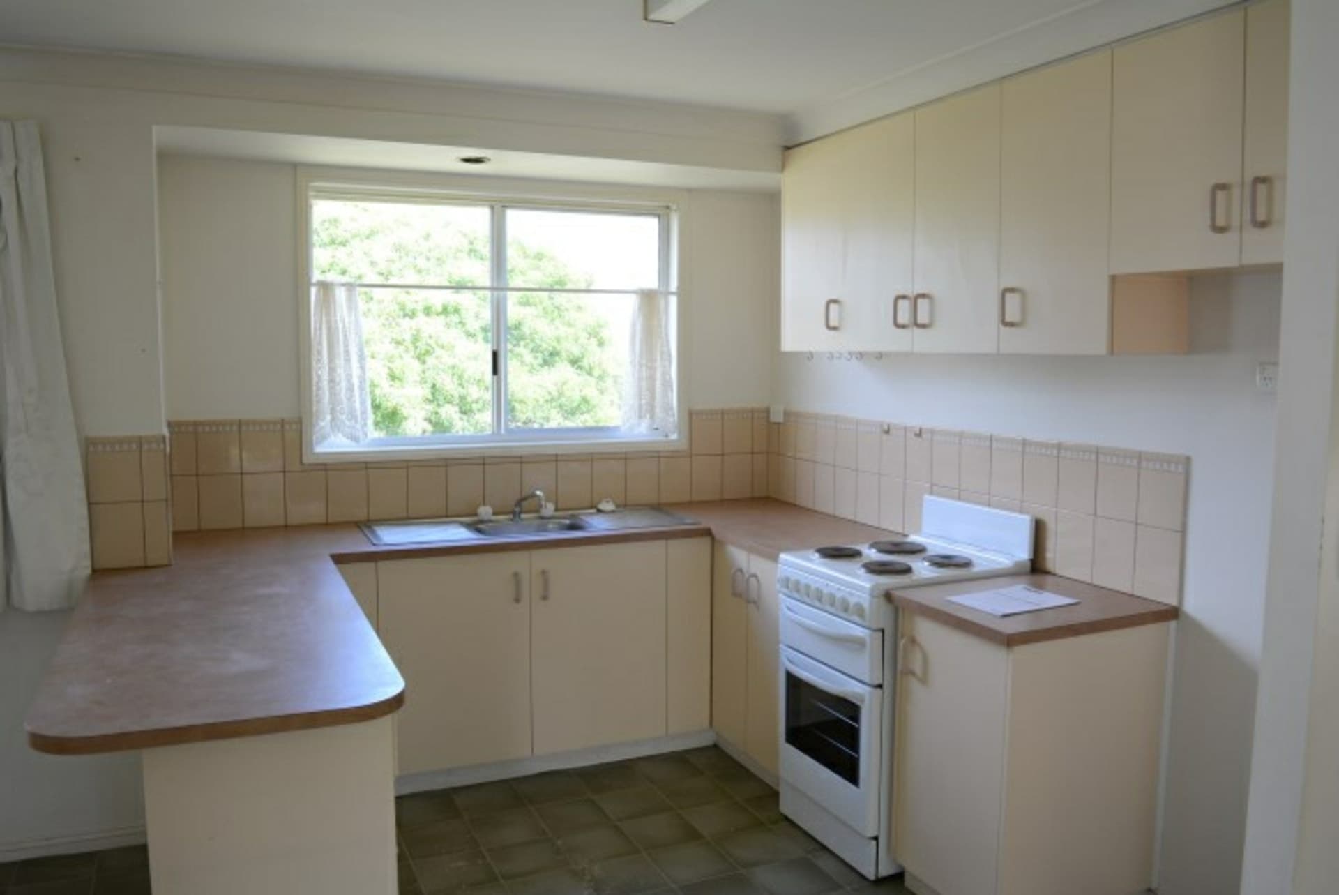 112 Hursley Road, Newtown, Newtown - Thumbnail 4