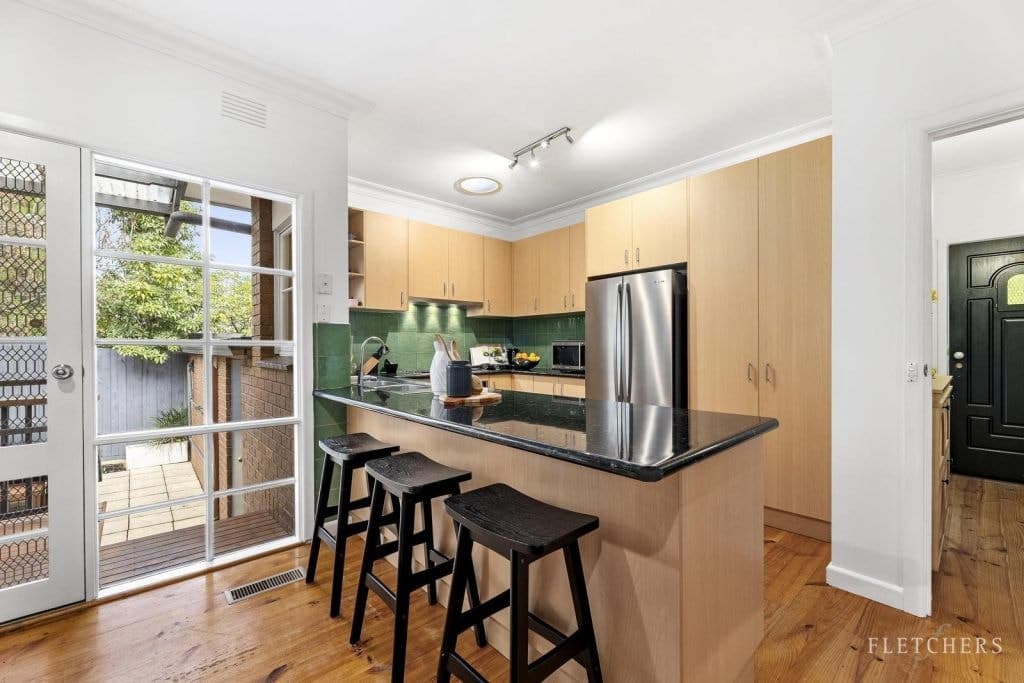 73 Blackburn Road, Blackburn - Thumbnail 2