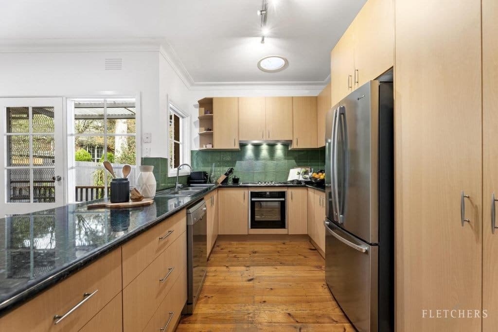 73 Blackburn Road, Blackburn - Thumbnail 3
