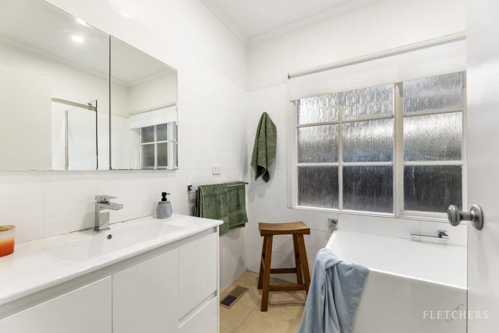 73 Blackburn Road, Blackburn - Thumbnail 8