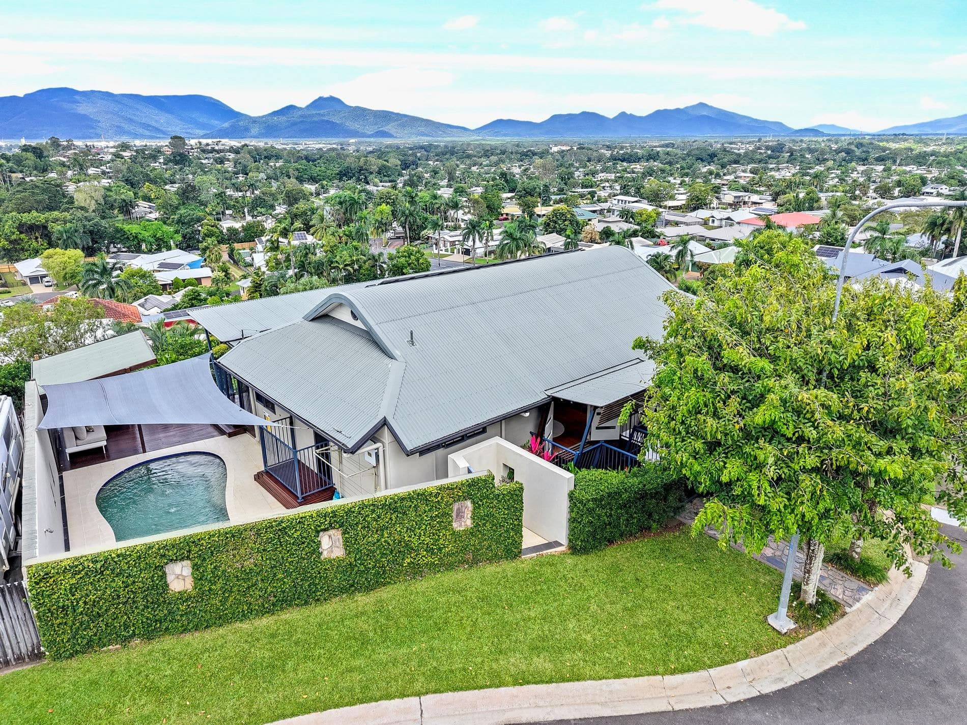 3  Hayles Close, MOOROOBOOL, Mooroobool - Thumbnail 2