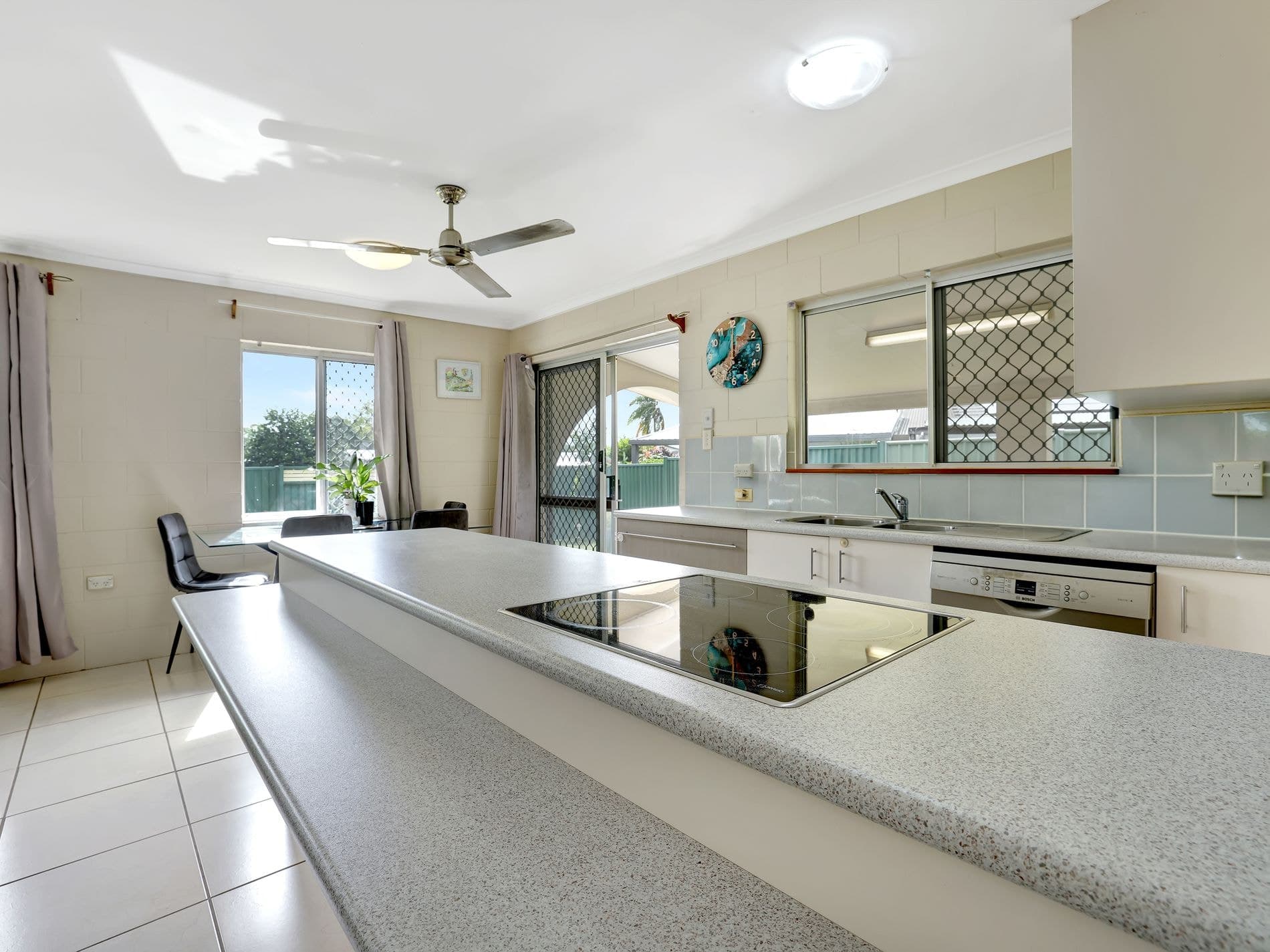 11 Aruma Close, WHITE ROCK, White Rock - Thumbnail 2