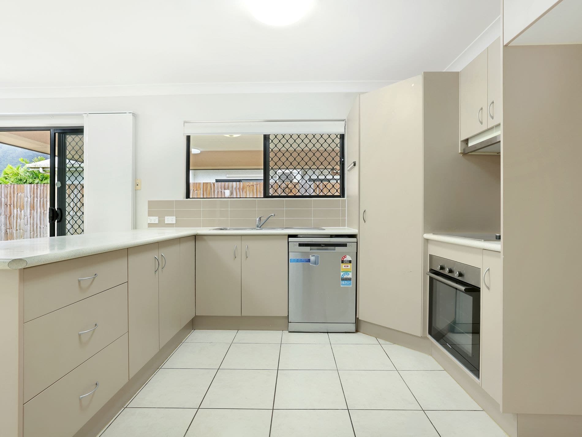 8 Timberlea Drive East, BENTLEY PARK, Bentley Park - Thumbnail 5