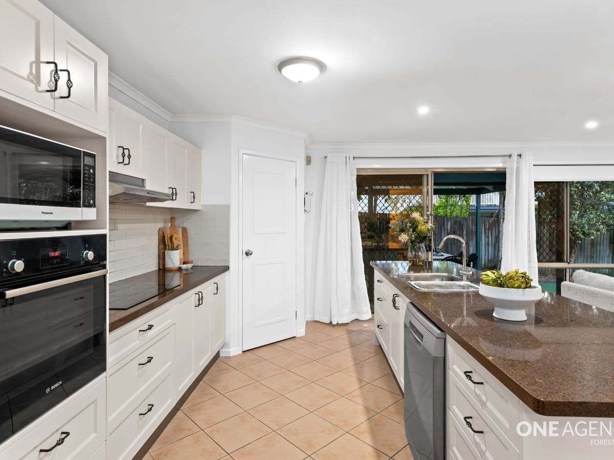 16 Toorak Place, FOREST LAKE, Forest Lake - Thumbnail 8
