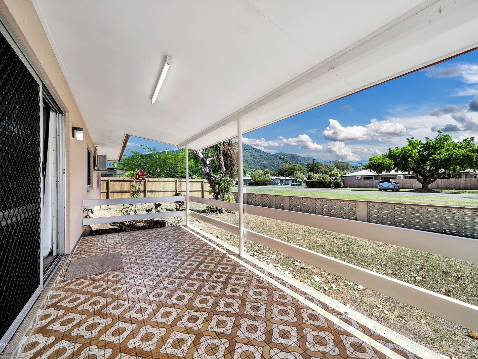 35 Koch Street, MOOROOBOOL, Mooroobool - Thumbnail 2
