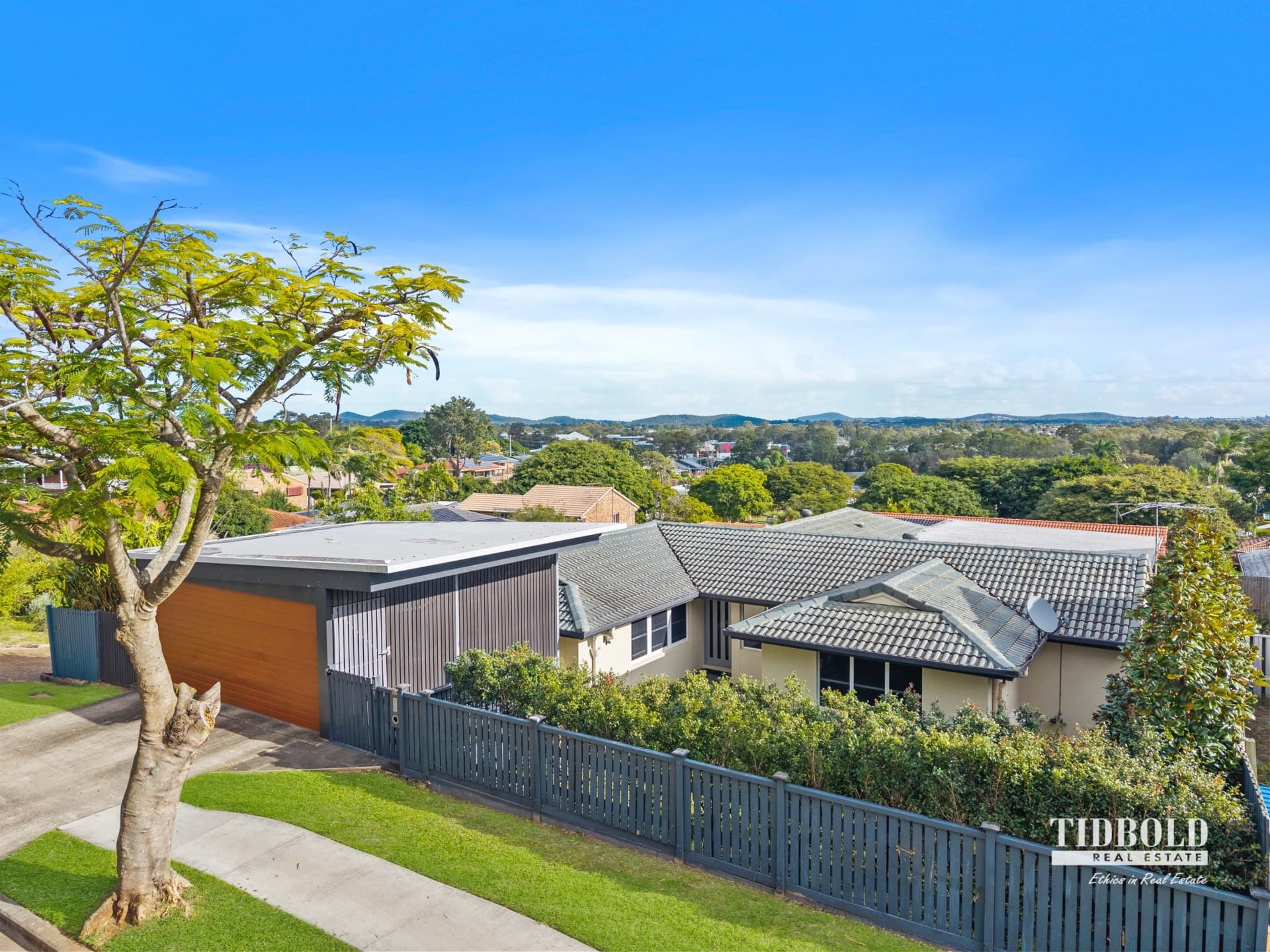 221 Randall Road, Wynnum West - Image 1