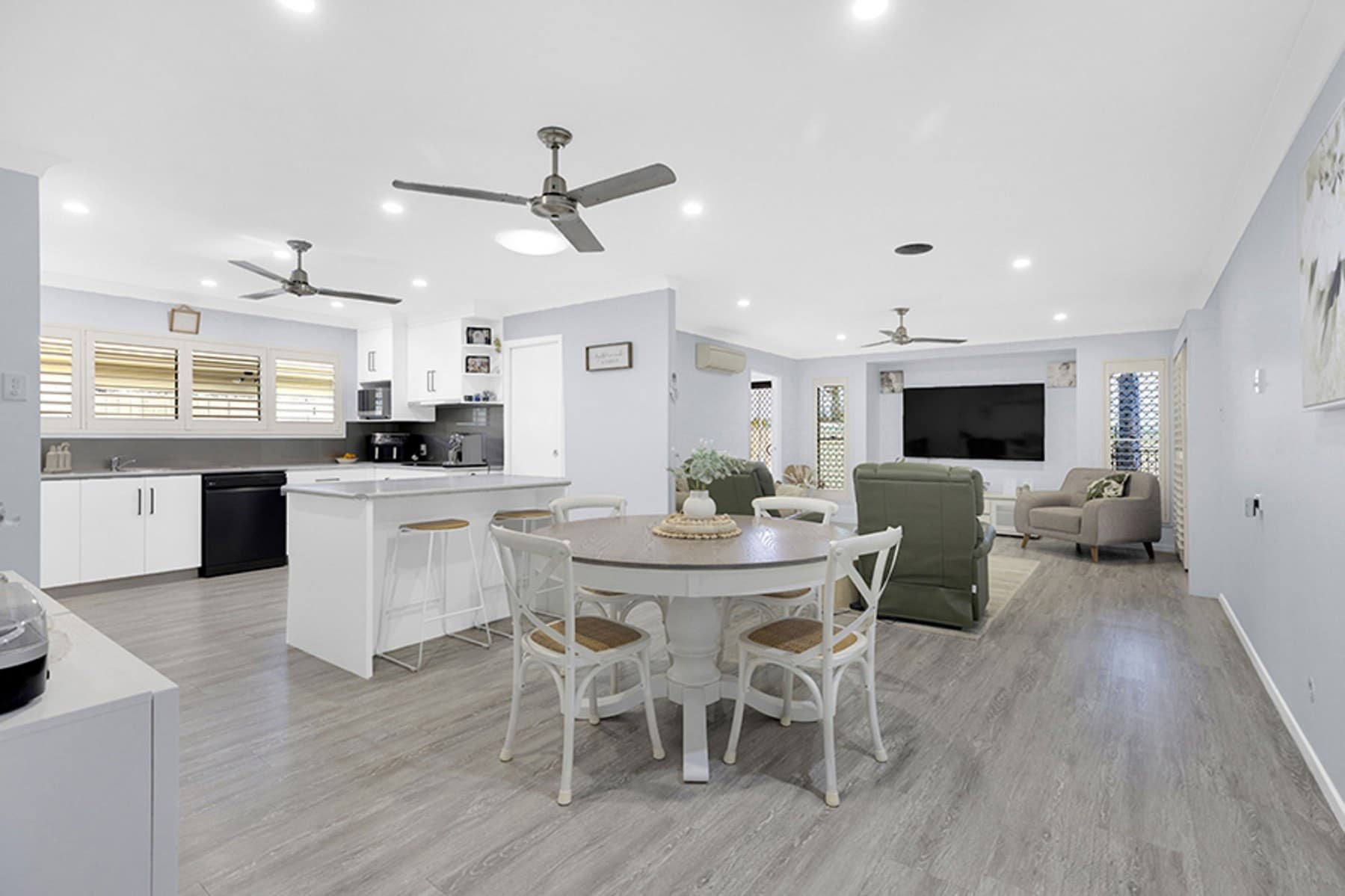 10 Chantilly Court,
											GLENELLA, Glenella - Thumbnail 2