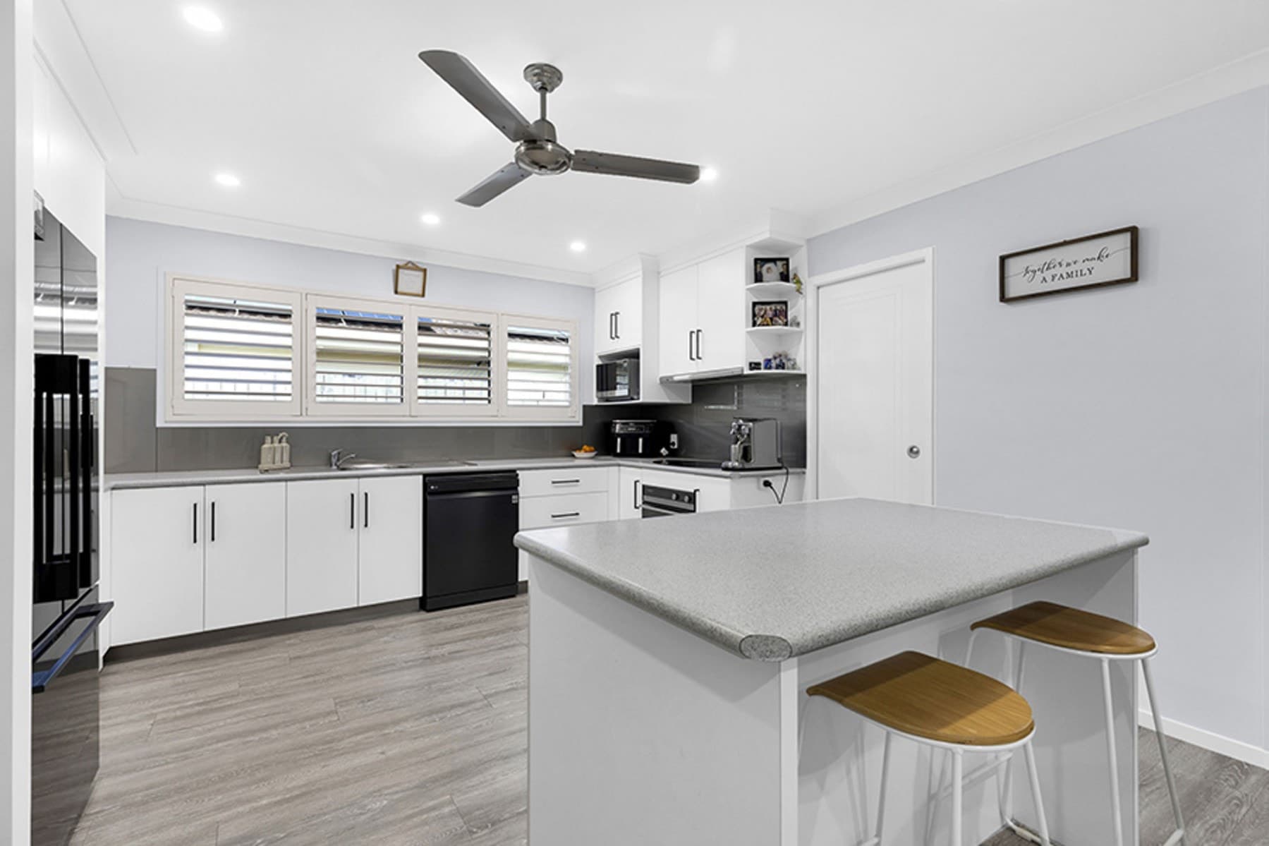 10 Chantilly Court,
											GLENELLA, Glenella - Thumbnail 3