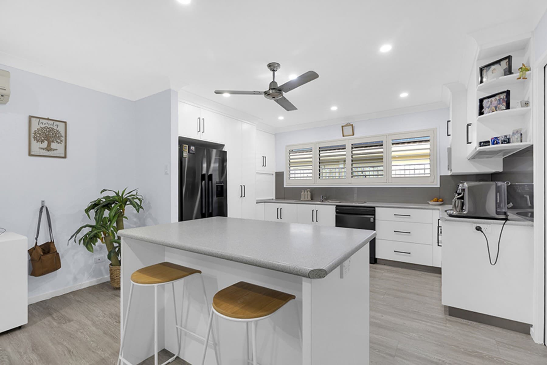 10 Chantilly Court,
											GLENELLA, Glenella - Thumbnail 4