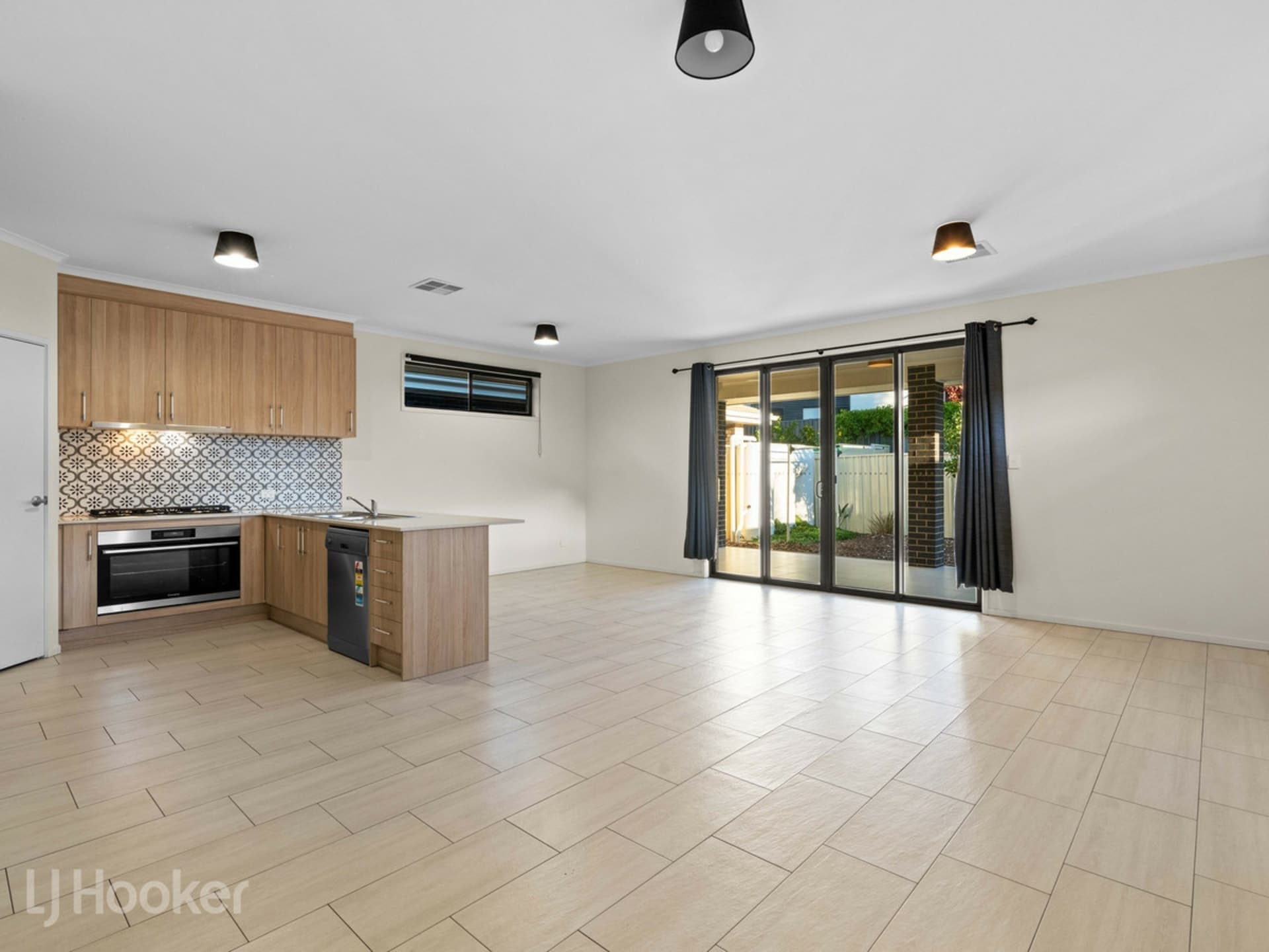 14B Botanic Grove, Campbelltown, Campbelltown - Thumbnail 2