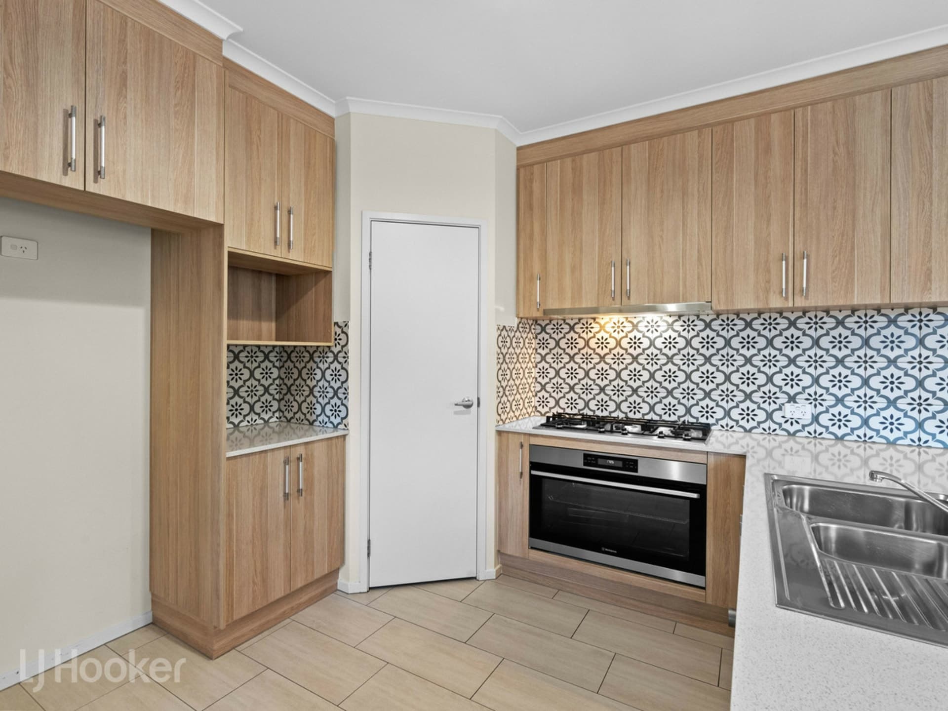 14B Botanic Grove, Campbelltown, Campbelltown - Thumbnail 3
