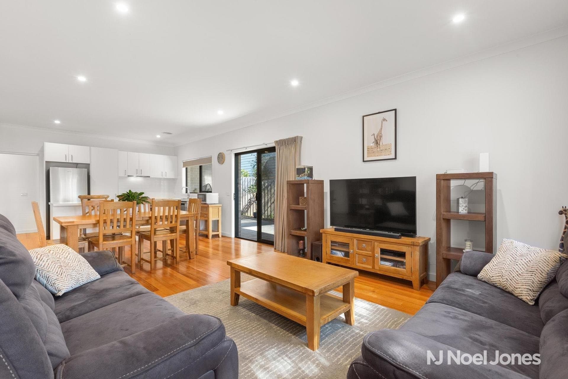 28 Eothen Lane, Kilsyth - Thumbnail 3