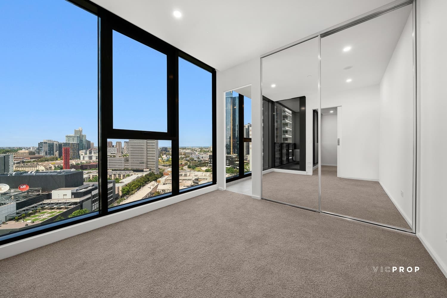 1704/81 City Road, Southbank - Thumbnail 2