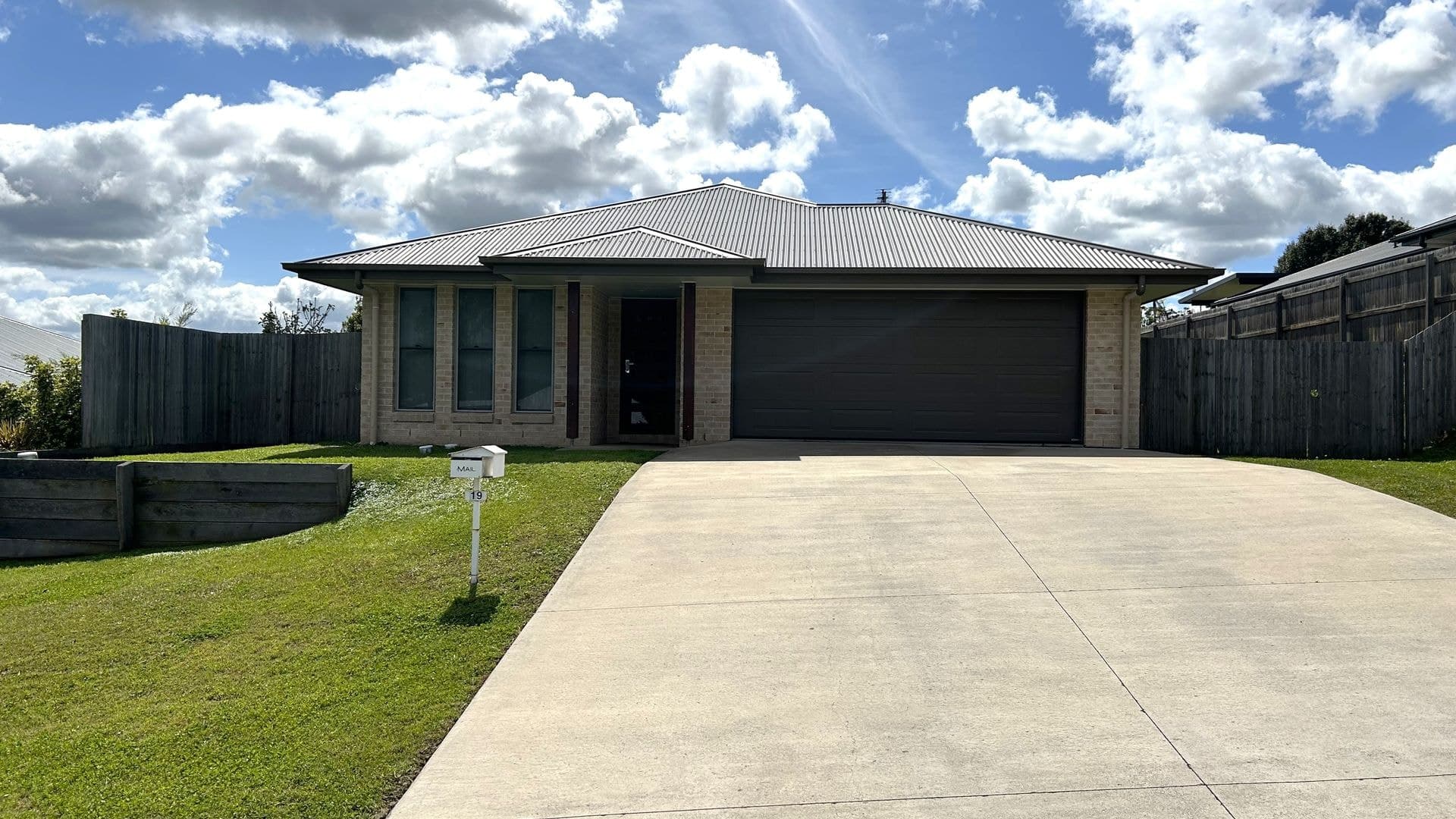 19 Ministerial Court, Jones Hill, Jones Hill - Thumbnail 2
