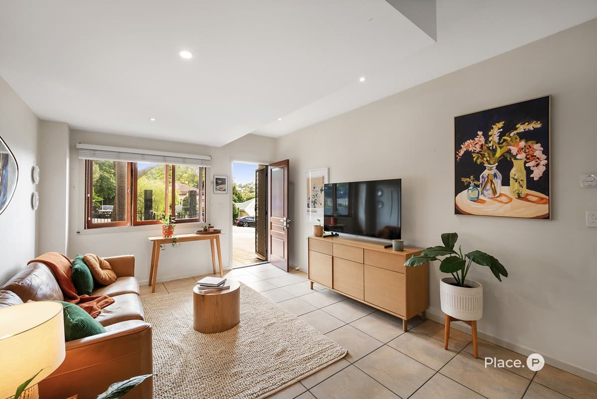 43 Sixth Avenue, Windsor - Thumbnail 3