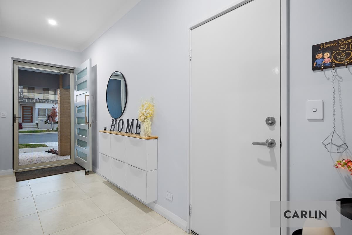 81 Irvine Parade, HAMMOND PARK, Hammond Park - Thumbnail 2