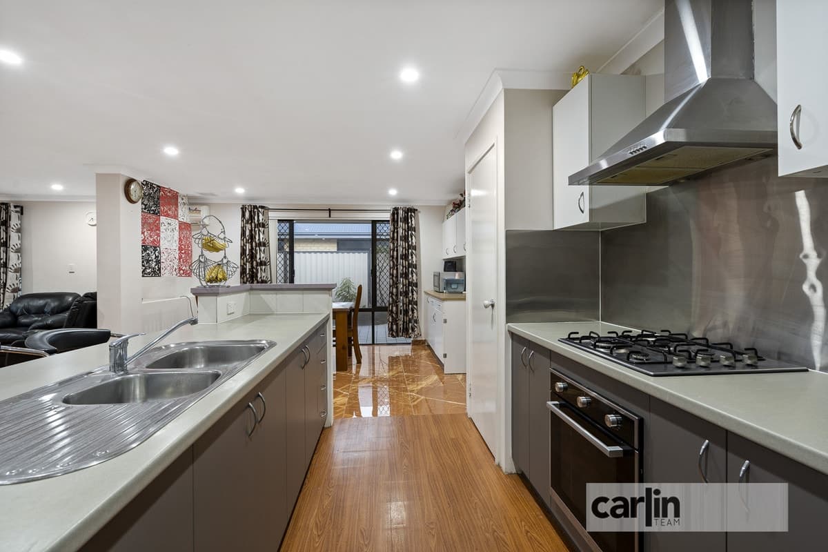 8 Versailles Parkway, AUBIN GROVE, Aubin Grove - Thumbnail 2