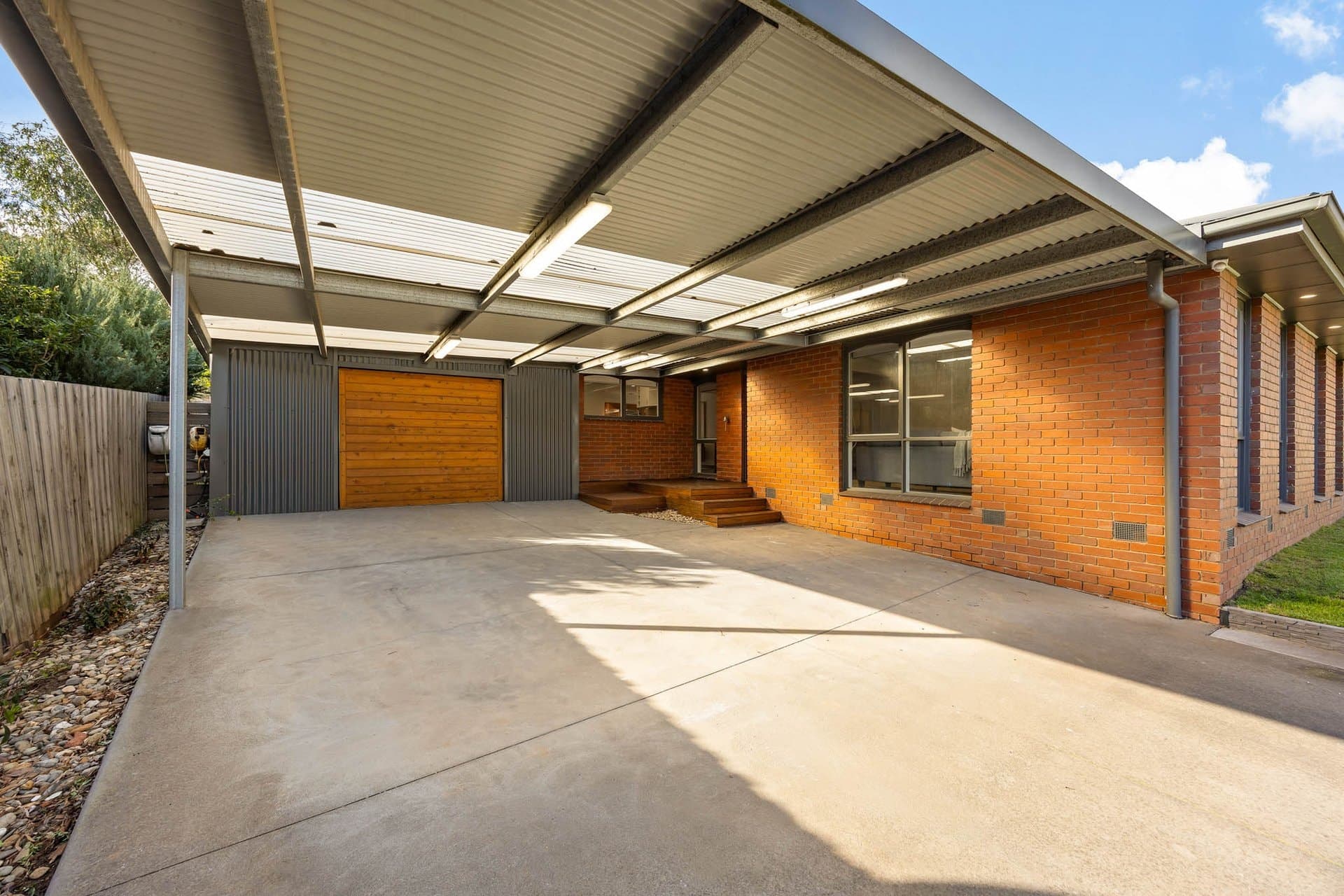 23 Isaacs Close, Sunbury - Thumbnail 2